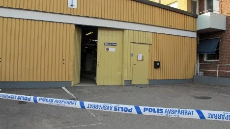 Rånarna gick in via den här bakvägen till Interiör & Design och utgav sig enligt vad PT erfar först för att vara målare. Polisen spärrade av platsen under lördagen då också teknisk undersökning inleddes.
