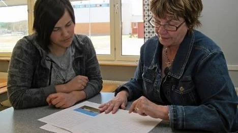 Efter snart 40 år som lärare på Älvåkraskolan är Inger Lundberg inne på sin sista termin före pensionen. "Det som behövs för att förbättra meritvärdet för Älvsbyns elever är mer resurser till verksamheten. Titta på grannkommunen Arvidsjaur! Där satsar man på eleverna!" säger hon, här i samspråk med eleven Hannah Ihrström i 9 B.
