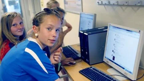 Celine Strand, 13, och Charlotte Andersson, 13, kommer båda från Norge. På torsdagseftermiddagen passade de på att kolla Facebook för att uppdatera sig innan middagen serverades.