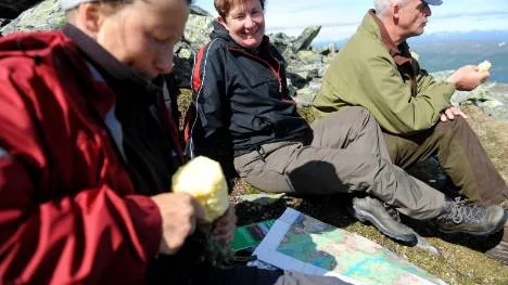 Fjällvandrarenergi. Ann-Christin Blind bjöd Maria Lundström, Kurt Jämtemo och de övriga i sällskapet på färska ananasskivor.