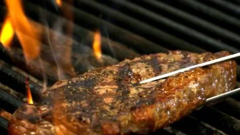 "Ofta grillar man för tidigt, när man är klar med maten är glöden egentligen perfekt", säger Frans Hedblad.
