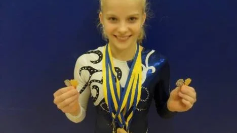 13-åriga Julia Rumbutis, från Älvsbyn, imponerade i junior-SM i gymnastik genom att ta tre guld och två silver och därmed kvalificera sig till nordiska mästerskapen i Reykjavik.