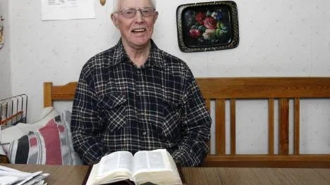 "Jag är så tacksam att jag har barnen och deras familjer nära till hands, men mest av allt gläds jag över att jag får leva med hoppet och tron att jag blir salig då jag dör", säger Karl Eriksson, som fyller 95 år den 29 mars.