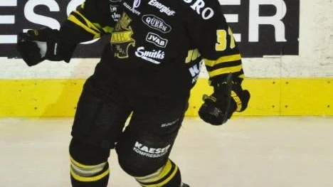 Stefan Johansson från Piteå jublar efter ett av hans åtta mål i AIK-tröjan. AIK har gjort succé hittills i slutspelet men är inte nöjt än.