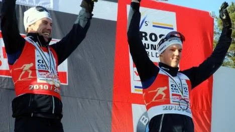 Två nöjda svenska pristagare i världscupens sprint, Emil Jönsson (1:a) och Jesper Modin (3:a) vid ceremonierna på Lugnets skidstadion efter söndagens tävlingar.