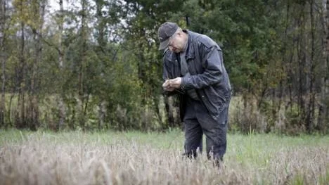 Klockan tickar och fortfarande är merparten av årets spannmålsskörd inte tröskad. "Det är ett rejält bakslag, säger Gunnar Sandström.