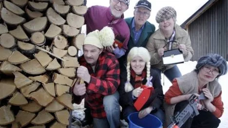 Roknäs gör sig redo för "Bär ´e´ sä´" som spelas 18, 19, 25 och 26 mars på Gotis i Lillpite. Bakre raden från vänster: Gösta Viklund, Ingemar Edström och Catharina Bergman. Främre raden: Leif Strandberg, Irja Wallmark och Birgitta Elfgren.