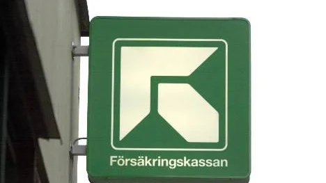 De sparkrav som regeringen riktar mot försäkringskassan riskerar att få till konskekvens att den enda service som blir kvar gentemot medborgarna blir i form av telefon- och internetkontakter.