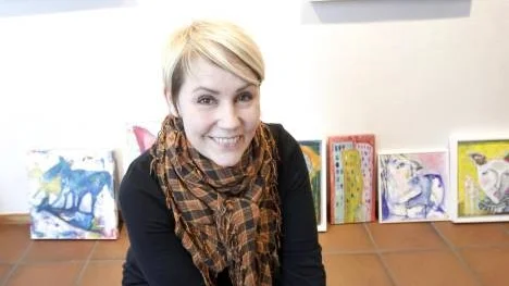 Luleåkonstnären Monika Strand gillar färger och experimenterar friskt med olika material. I PT-foajen visar hon cirka tjugo verk, de flesta i akryl med naivistiska motiv.