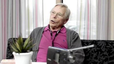 Folke Burstrand, 84, läser data och ser pluggandet som hjärngymnastik. Nu efterlyser han kurser i fysik och järnsmide.