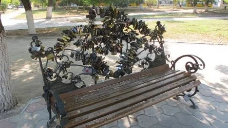 På flera av parkbänkarna sitter hänglåsen tätt, tätt.