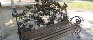 Romantiken blommar i form av hänglås på parkbänkar