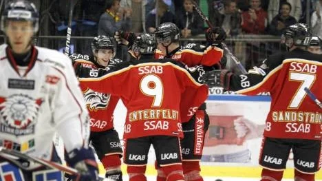 Jubel efter Sebastian Enterfeldts (9) 2-0-mål. Jonas Berglund, till höger om målskytten, stod för förspelet.