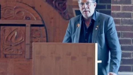 Bill Nilsson (S) har enligt partikamraten Helena Öhlund anledning att ta åt sig en stor del av äran över att Älvsbyns kommuns plusresultat.