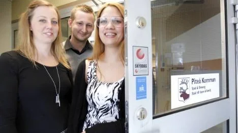 "Välkommen till oss!" Socialsekreterarna Frida Andersson, Peter Danielsson och Frida Keil tycker att det är viktigt att höra av sig med oro eller problem i ett tidigt skede. Då är det lättare att hjälpa. Och allt fler söker hjälp via Resurscentrum.