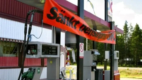 Priskriget mellan bensinstationer i Piteå gäller inte macken i Långträsk. Orsak - den ligger för nära Arvidsjaur som inte tillhör de utvalda orterna som tävlar om lågt bensinpris.