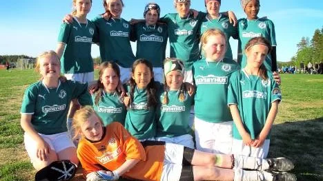 Älvsby IF:s 2000-tjejer som blev tvåa i Examenscupen. Övre raden, fr v: Sofia Johansson, Emelie Hjertberg, Alvina Lundberg, Lovisa Vesterlund, Emma Berglund. Daniella Mukunzi. Knästående, fr v: Lovisa Dahlberg, Beatrice Lundgren, Ananporn Wanwiset, Olovia Hamsch, Alexandra Vesterlund, Anna Jusslinder och målvakten Ida Bergdahl.