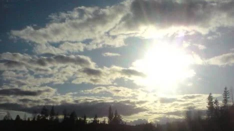 Himlen varierar verkligen, från strålande solsken och molnfritt till lätta moln som till slut övergick i mörka snöblandat regnmoln på mindre än en halvtimme.