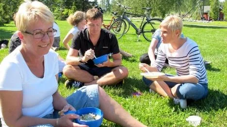 Hemtjänstcheferna Eva Grönberg, Peter Eklund och Linda Berglund njöt av den goda maten i det gröna.