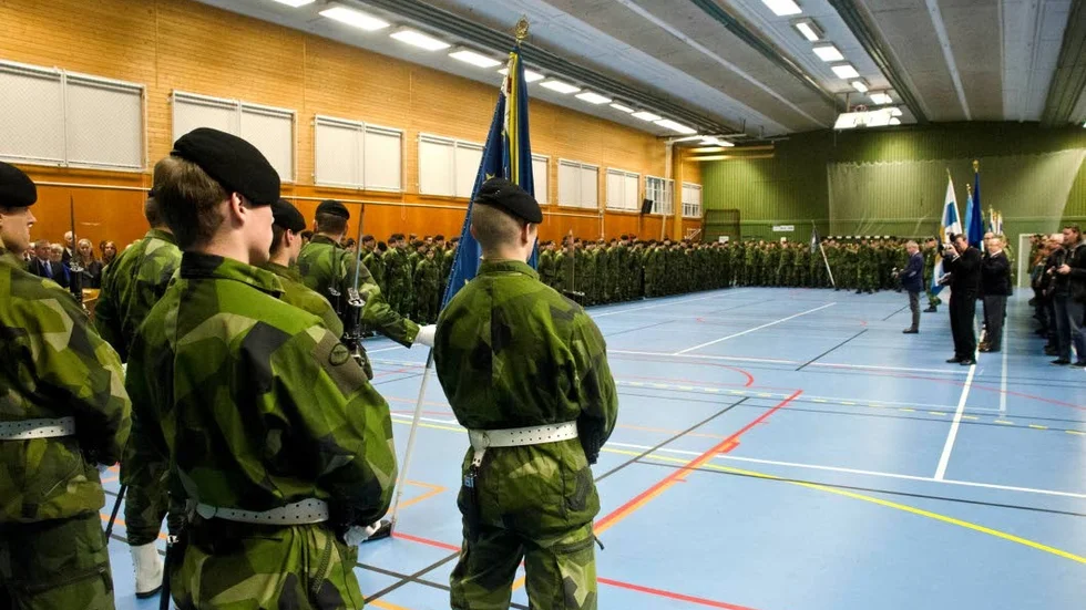 Välbesökt. Personal, besökare och andra intressenter hade samlats i I 19:s idrottshall för att följa ceremonin när I 19 bytte chef.