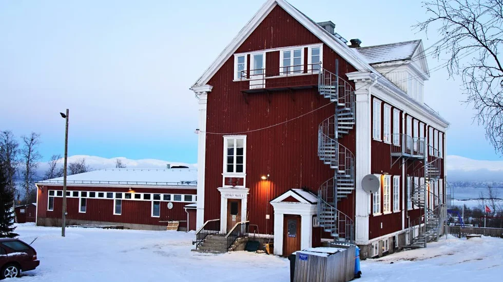 Tackar nej. Det är svårt att rekrytera lärare till Abisko skola och anledningen är att de sökande inte hittar någonstans att bo och därför tvingas tacka nej.