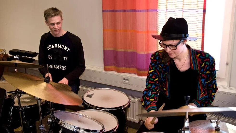 Jam med Jonna. Här kör Lukas Lindkvist, elev på musikprogrammet, litet jam med Jonna Löfgren.