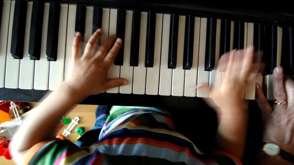 Umgängeston. Kraven på tystnad och allmän konsensus om att ljud och decibel är farligt för hälsan gör att störningsjouren är överbelamrat av anmälningar om irriterande ljud från grannarna trots att vi med hög sannolikhet låter mindre nu än förr., menar artikelförfattaren.