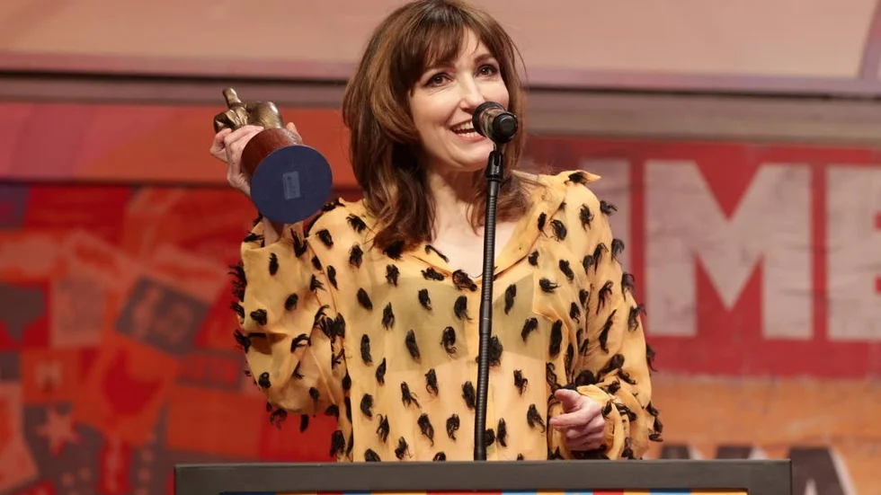 Punkikonens råd. Den brittiske punkikonen Viv Albertine menar att kvinnor alltid är för gamla, för unga, inte tillräckligt snygga, smala, begåvade... Därför är hennes råd att strunta i vad folk säger och följa sin egen hjärna och hjärta.