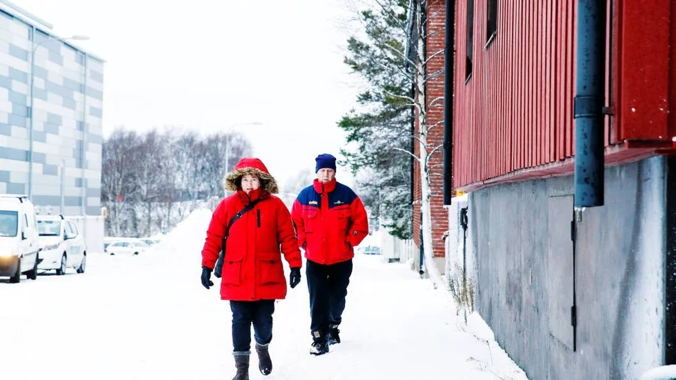 I gårmarsch. Barbro Korpi och Erling Hemphälä från Gammelstad får hålla sig i den lilla stig som trampats upp på trottoaren på Skomakargatan.