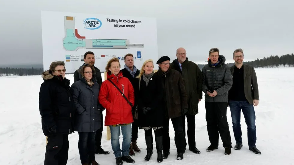 PÅ BESÖK. Infrastrukturministern Anna Johansson (S) i mitten av skaran tillsammans med företagare från biltestnäringen, branschens intresseorganisation, kommunalråd, landshövding, landstingsråd och länsstyrelsens näringslivschef.