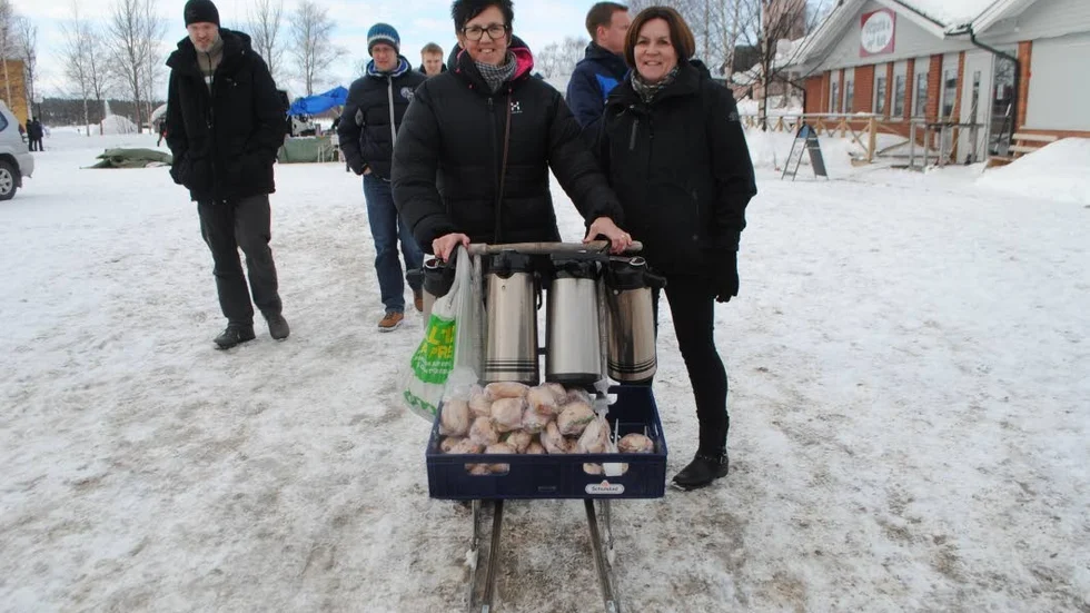 Uppskattat. Eva Karlberg, ny marknadsgeneral och Christina Sundqvist, kommunens kulturansvariga, gick runt och bjöd knallarna på kaffe och en macka.
