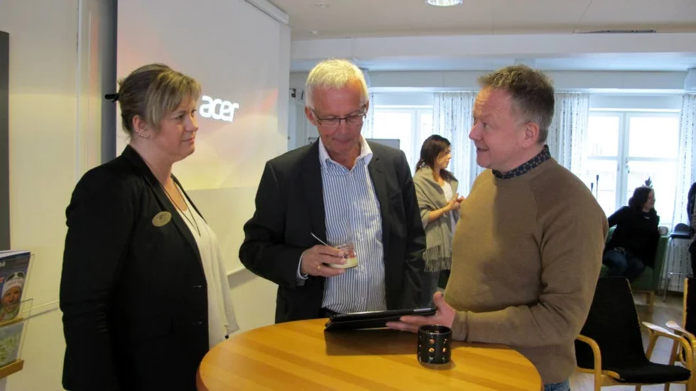 Premiär: Lotta Berglund, hotellchef vid Hotell Storforsen, nye ägaren Lars-Erik Granberg och Peter Wallin från svensk camping deltog vid premiären av Vardagsrummets onsdagsfika.