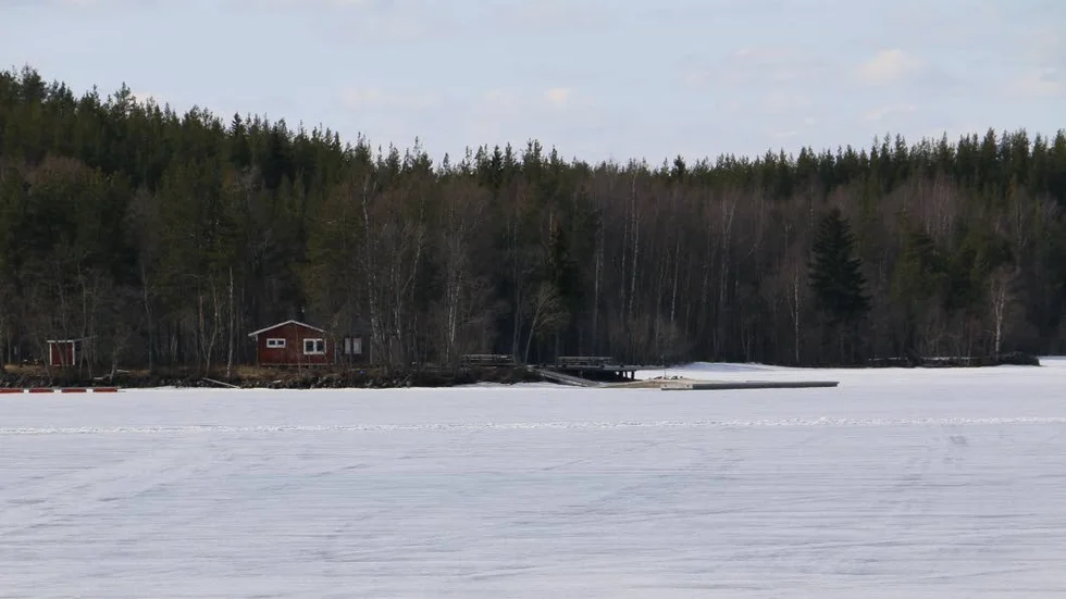Fast på ön. Här, ute på Fingermanholmen, befann sig 
paret då isbrytaren passerade. Eftersom de gått på isen ut till ön, var de plötsligt fast där.