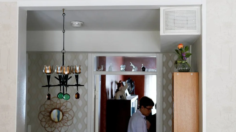 Ventilation. ”Det blåser iskall luft från ventilationen”, säger Maj-Britt Nyström.