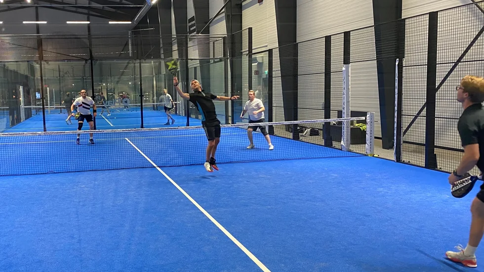 We are padel i Motala är i gång för fullt med sin verksamhet. 91 lag i seriespel. Här en bild från herrarnas division 3 där Daniel Davidsson, känd från speedway och Piraterna, gör en snurr och slår bollen bakom ryggen.