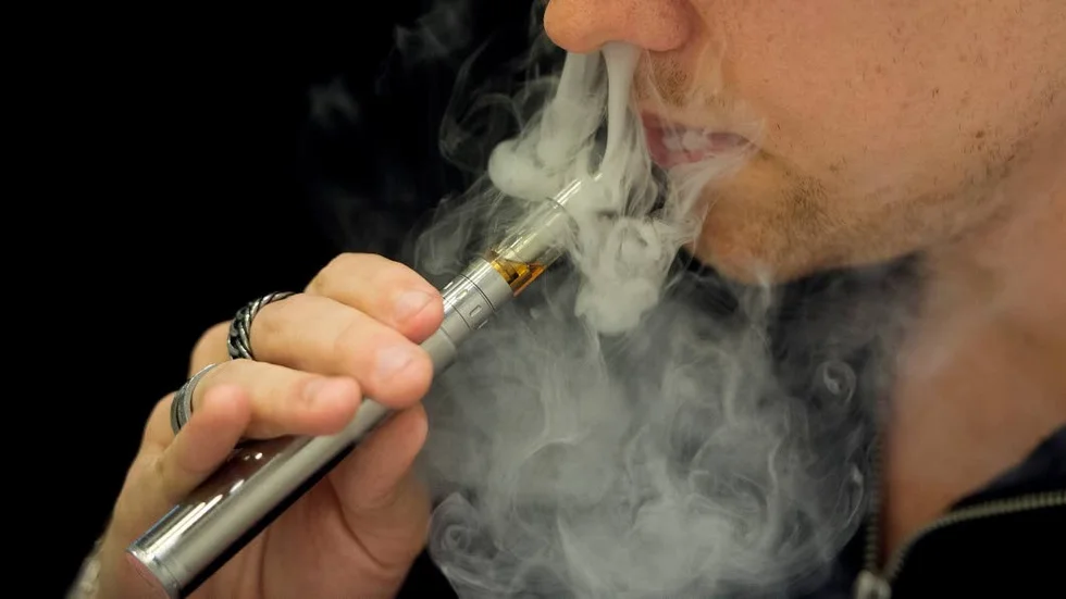 Rök utan tobak. E-cigaretterna blir allt poplärare, särskilt bland ungdomar. Men det finns få regler och rökångan förpestar på sitt sätt och tillvänjningen oroar. (Arkivbild)