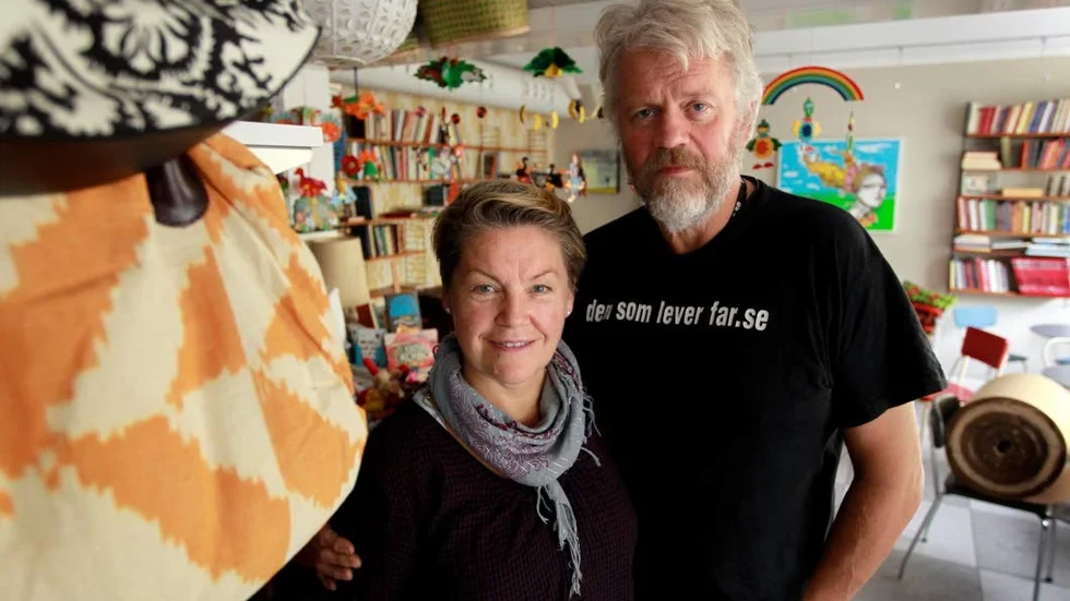 Krokodilskötare. Ulla Bergh Eriksson och Ronny Eriksson har bestämt sig för att skjuta upp försäljningen av kulturhuset Krokodil.