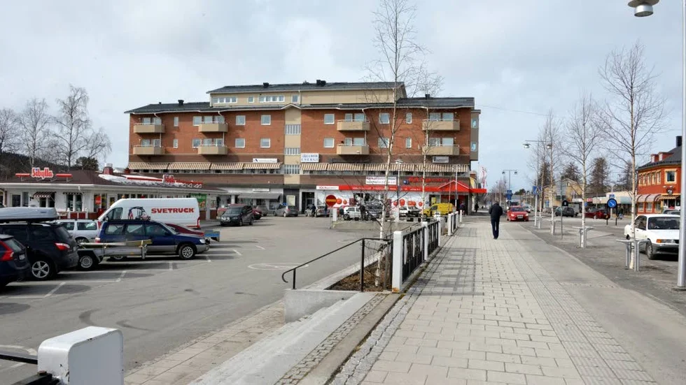 Olovligt. Ett företag i Arvidsjaur har utan tillstånd tagit kommunal mark i anspråk. Företagets byggnader, fordon, oljefat med mera finns idag på marken. Företaget har nu lämnat in en förfrågan om att få arrendera marken. (Arkivbild)
