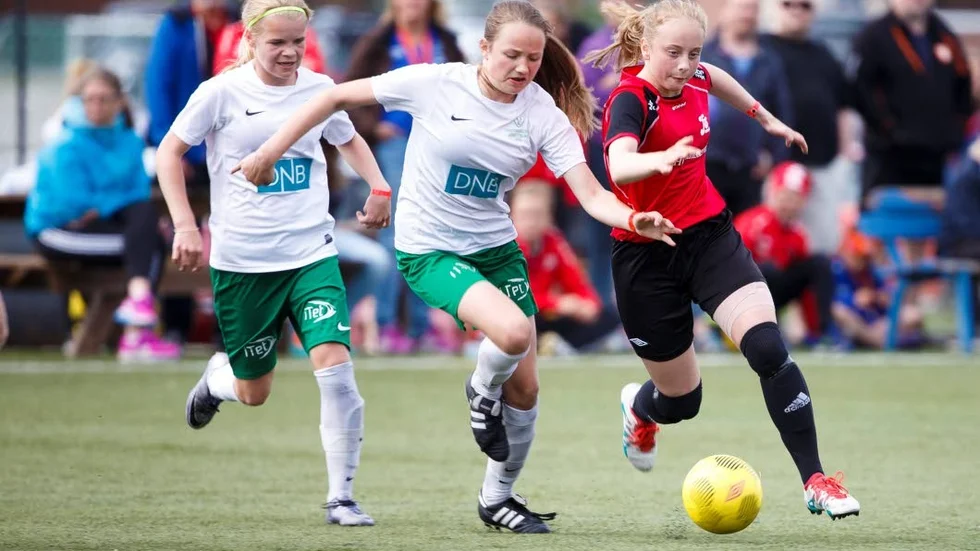 STRAFFHJÄLTINNA. Elin Öhman (röd tröja) satte en sen kvittering mot Haparanda.
