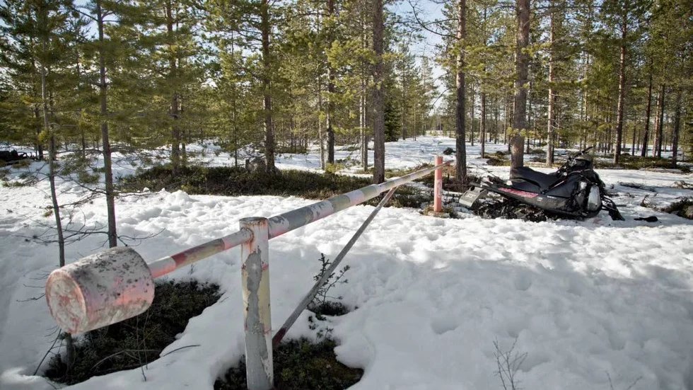 Körde in i träd. Olyckan inträffade i skogen, cirka 70 meter Degerbergsvägen.