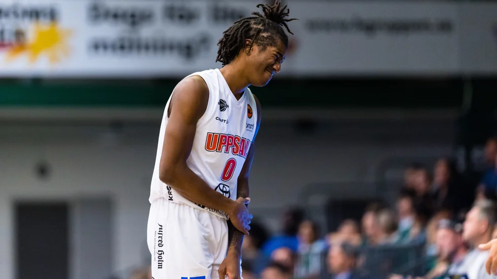 Uppsala baskets Jalyn Hinton grinar illa efter armbågsskadan i tisdagens match mot Södertälje.