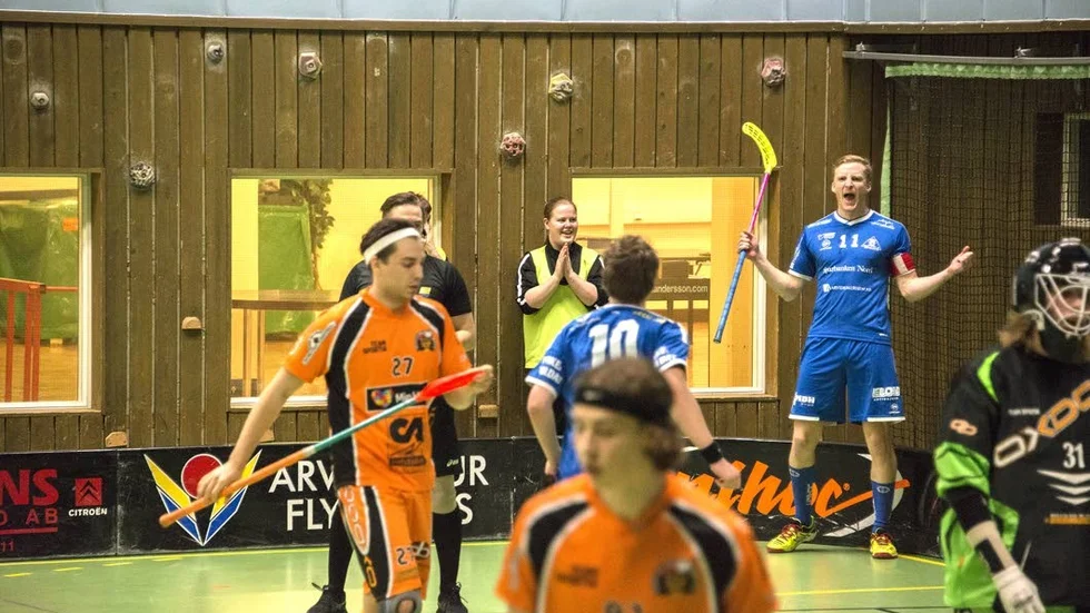Kvick. Emil Lindmark har femton minuter in i matchen precis gjort sitt fjärde mål.
