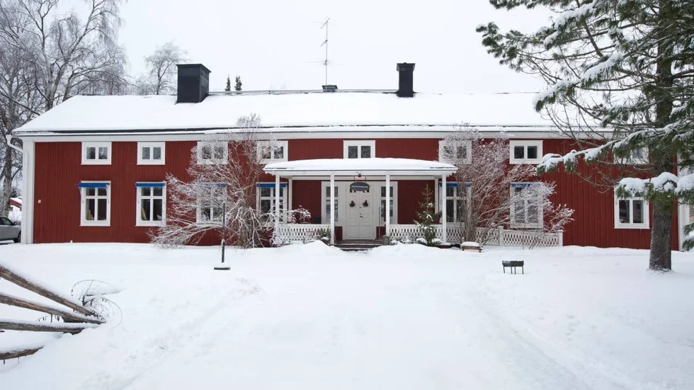 Ägarna flyttar. Bryggargatan säljer Gästgivaregården 		i Öjebyn. Ägarna Jon Oskar och Sarah Arnason flyttar till Skellefteå och känner inte att de kan ha kvar huset.