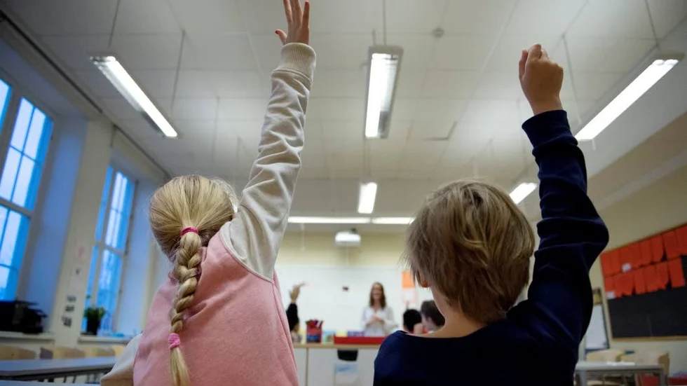 Lika för alla. I grunden måste en rättvis skolpolitik ha som övergripande mål att varje barn, oavsett bakgrund, ska ha samma rätt till den goda start i livet som en bra skolgång innebär.