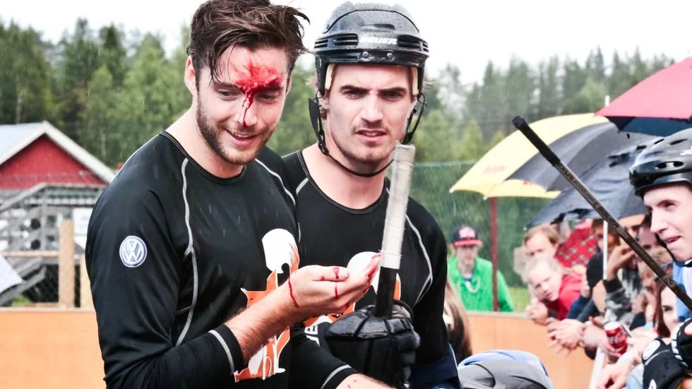 TUFFA TAG. Flera NHL-proffs kommer till inlinesturneringen i Hemmingsmark och det brukar bjudas på tuff kamp och en hel del finess när lagen gör upp om bucklan. Proffset David Rundblad fick en klubba i ansiktet och blev tvungen att sy ett sprucket ögonbryn ifjol.