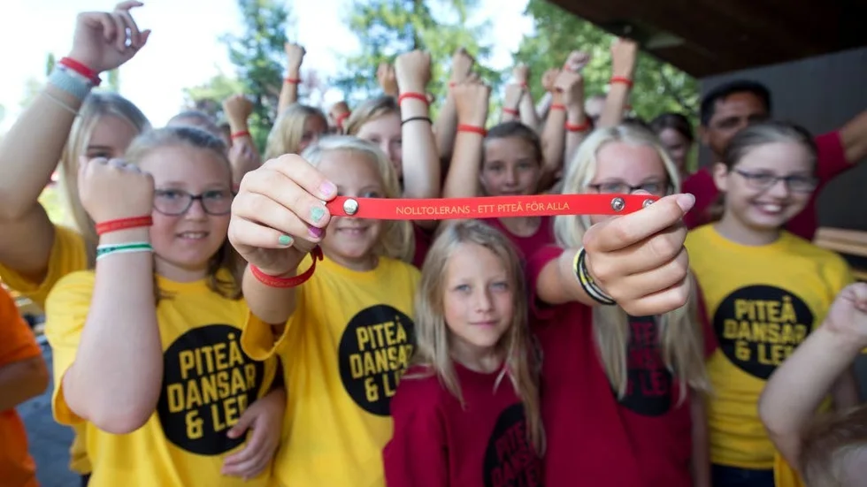 Trygghet. Eleverna på musik- och dansskolans danslinje visade upp PDOL:s nya armband för mångfald och trygghet.