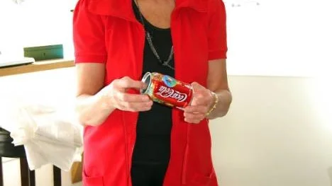 Eva Karlberg hade tillverkat egna sparbössor, som hon delade ut.