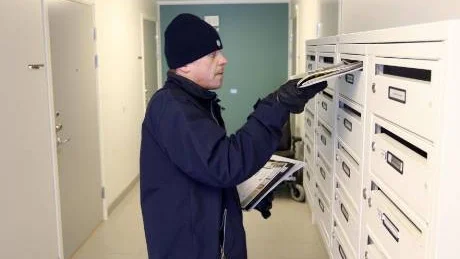 Med postboxar skulle utdelningen bara ta någon minut per trapphus. "Vi skulle både spara tid och slippa bära lika mycket", säger Per Nilsson.