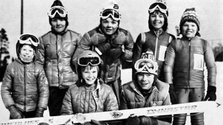 Nästan alla utförsåkare i arrangörsklubben har genom åren deltagit i Lilla Inlandsspelen. Det här gänget tillhörde pionjärerna på 70-talet. Stående: Annika Sundqvist, Mats Andersson, Erik Öhman, Tomas Stenlund. Sittande: Roger Ohlin, Marlene Andersson och Jörgen Sundqvist som på 80-talet tillhörde världseliten.