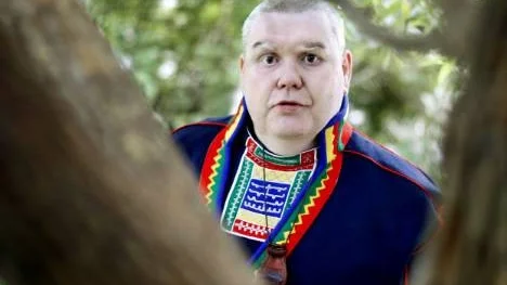 "Sedan många år verkar vi i en ankdamm. Sametinget berör endast samernas egna intressefrågor. Nu måste vi bredda oss, ta klivet ut och in i den verkliga politiken", menar Ulf Nårsa från Piteå.